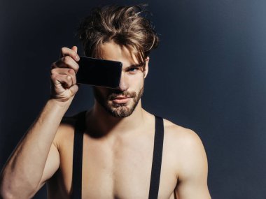 yakışıklı erkek ile smartphone