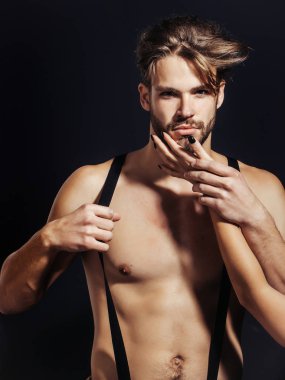 Yakışıklı kaslı seksi adam.