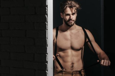 Yakışıklı kaslı seksi adam.