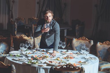 Yakışıklı adam sonra Ziyafet yiyor