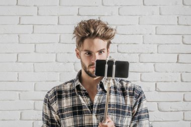 Yakışıklı adam selfie sopa kullanır