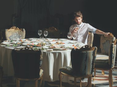 Yakışıklı adam içki şarap