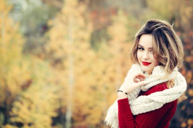 Kırmızı dudaklar ile seksi güzel kız