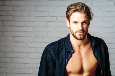 seksi yakışıklı kaslı adam