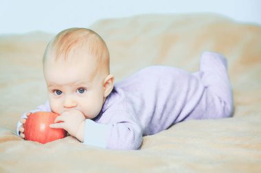 Kırmızı elma ile küçük oğlu