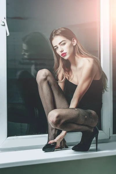 Fashionabla flicka vid fönster — Stockfoto