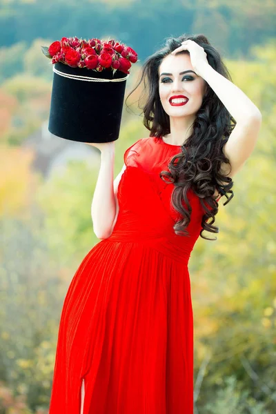 빨간 장미와 함께 섹시 한 웃는 소녀 — 스톡 사진