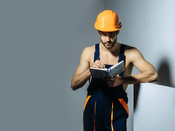 Hombre guapo lleva libro de contabilidad —  Fotos de Stock