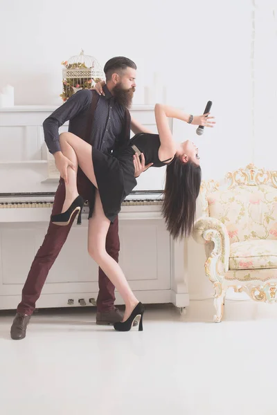 Бородатый мужчина и поющая женщина — стоковое фото