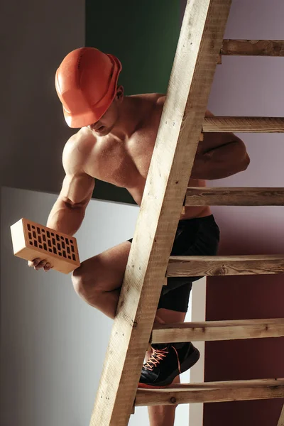 Merdiven üzerinde seksi kaslı adam Oluşturucu — Stok fotoğraf