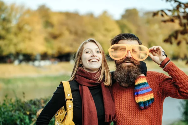 Young couple in autumn park — Stock Photo, Image