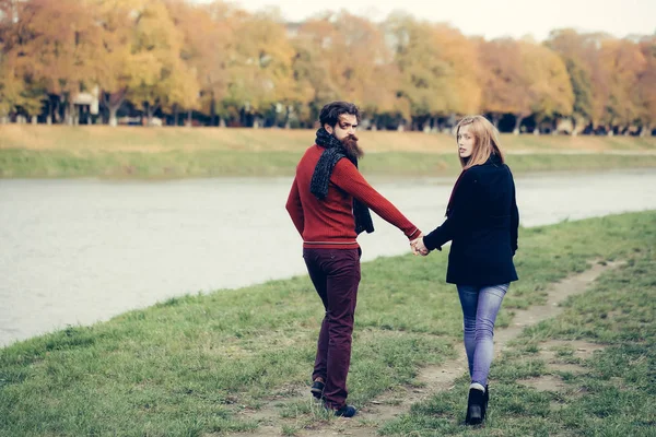 Ungt par i höstparken — Stockfoto