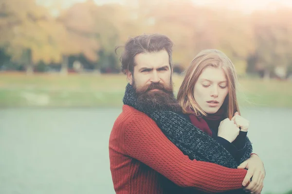 Jovem casal no parque de outono — Fotografia de Stock