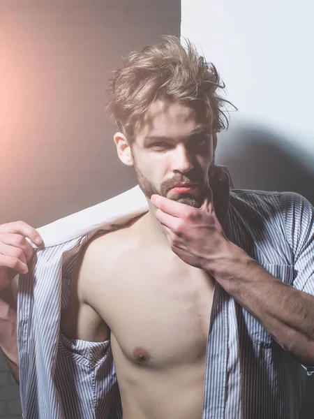 Hombre guapo toca la barba — Foto de Stock