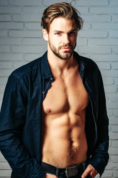 seksi yakışıklı kaslı adam