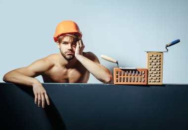Seksi kaslı erkek yapıcı.