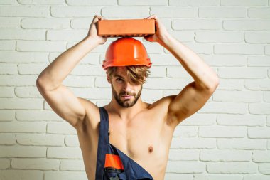 Seksi kaslı erkek yapıcı.