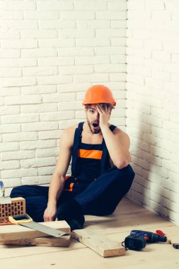 Seksi kaslı erkek yapıcı.