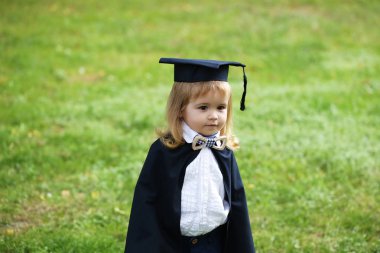 Yeşil çimenlerin üzerinde manto küçük çocuk çocuk