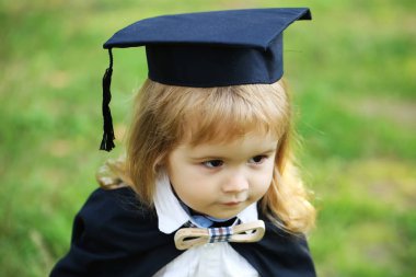 Yeşil çimenlerin üzerinde manto küçük çocuk çocuk