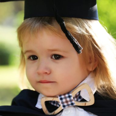 Küçük çocuk çocuk manto açık