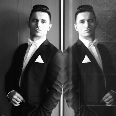 El ele tutuşan adam.