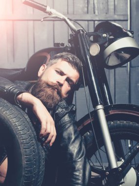 Sakallı adam hipster motorcu