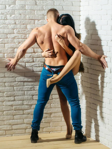 Muskulöser Mann und sexy Mädchen — Stockfoto