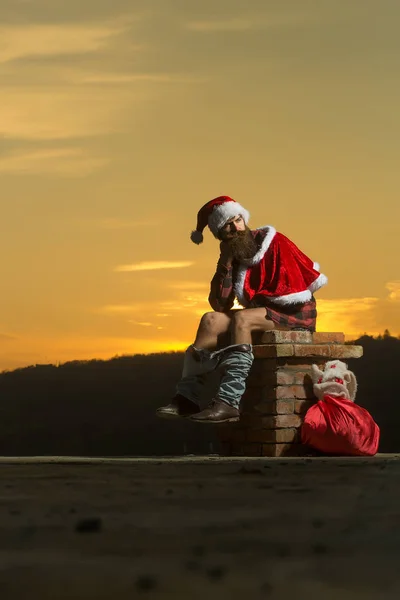 Boże Narodzenie bad santa na komin — Zdjęcie stockowe