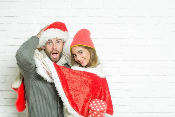 Fiatal, boldog karácsonyt pár — Stock Fotó