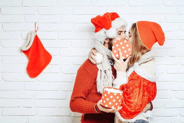 크리스마스 커플 키스 하는 젊은 — 스톡 사진