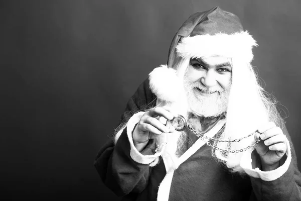 Χαμογελαστός άνθρωπος Χριστούγεννα με το ρολόι στην αλυσίδα — Φωτογραφία Αρχείου
