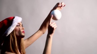 Beyaz Noel ağacı topu tutan ve bu iplik kız