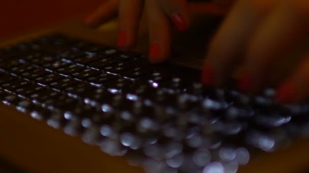 Пальцы приклеивают экран клавиатуры ночью, компьютер поздней работы Закрыть, замедленная съемка — стоковое видео