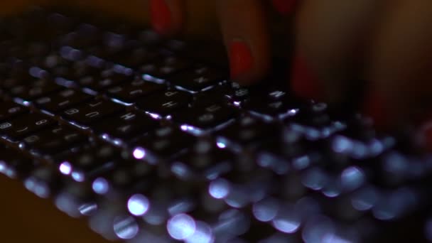 Women's fingers on the keyboard with blurred background bokeh, office work, slow motion — Stock Video