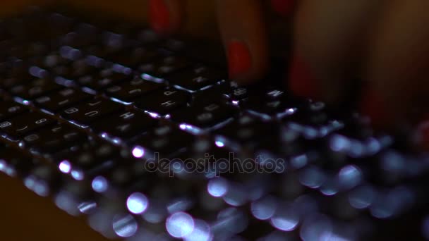 doigts des femmes sur le clavier avec fond flou bokeh, travail de bureau, ralenti 
