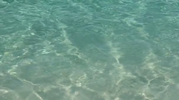 Tropischen Meer Strand plätschert Wasser türkisfarbene Reflexe auf einem weißen Sandboden, Zeitlupe — Stockvideo