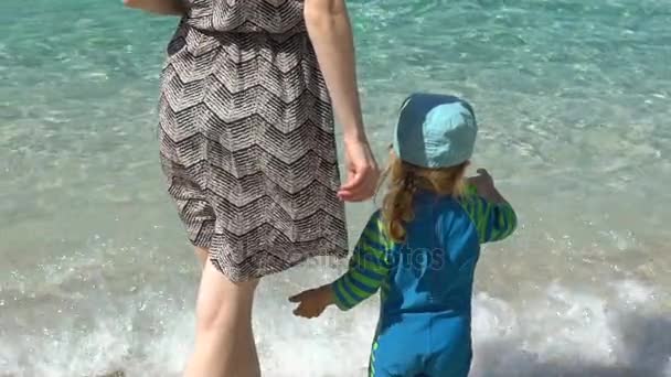 母と息子はビーチ、スローモーションで休暇に海の眺めを楽しむ — ストック動画