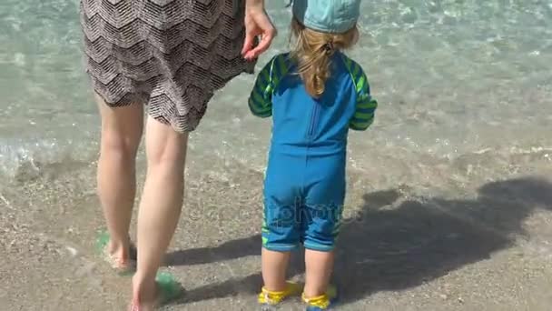 Barn med mor tittar på turkos blå havet på semester på ön, slow motion — Stockvideo