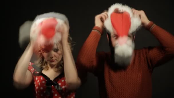 Due Babbo Natale indossano cappelli di Natale alla festa — Video Stock