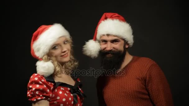 Dos Santa Claus han conocido, chica y chico — Vídeo de stock