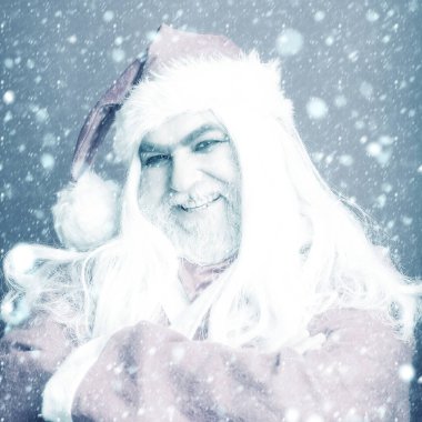 Noel adam gülümsüyor