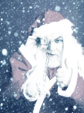 gülümseyen Noel adam zinciri üzerinde saatli