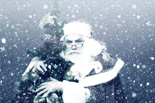 Papai Noel abraços árvore de xmas — Fotografia de Stock