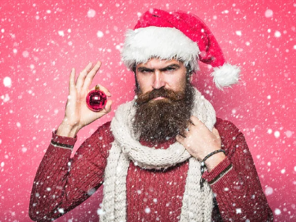 Hombre de Navidad con bola decorativa —  Fotos de Stock