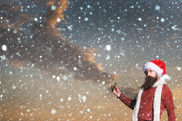 Hombre barbudo navidad con champán —  Fotos de Stock