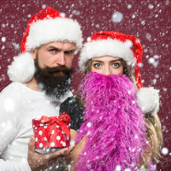 ひげを生やしたクリスマス カップル — ストック写真
