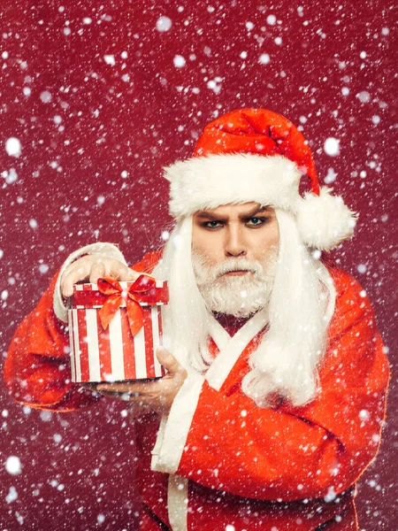 Sério homem de Natal com presente — Fotografia de Stock