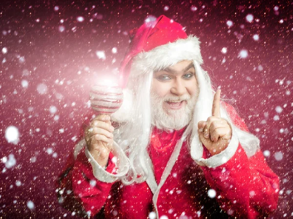 Sorrindo homem de Natal com bola decorativa — Fotografia de Stock