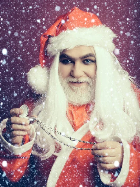 Lächelnder Weihnachtsmann mit Uhr an Kette — Stockfoto